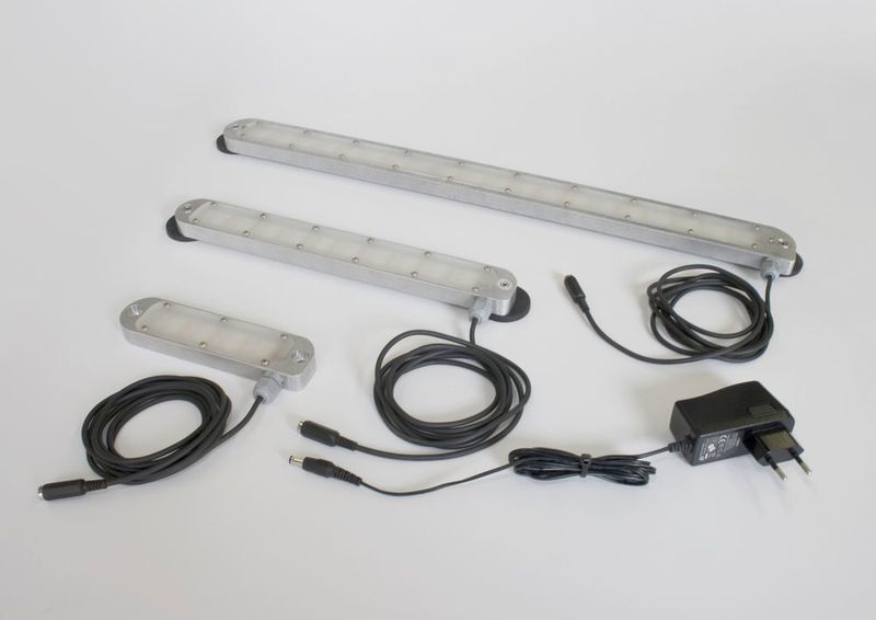 Die LED Maschinenleuchte  des Remscheider Unternehmens Bauer & Böcker verfügt über  durchdachte Details wie gummiummantelte Magnete zur flexiblen Anbringung. (Bild: Bauer & Böcker)