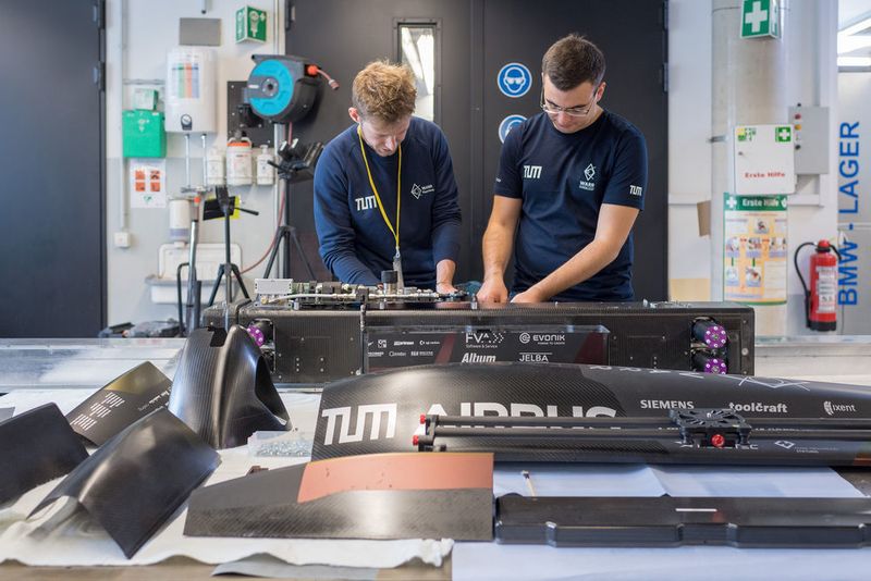Statt einem großen 50 kW Elektromotor bauten die Studenten acht kleine Motoren an, die jeweils ein Rad antreiben. (Heddergott, TUM)