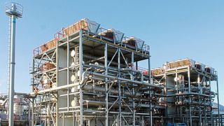 Die bisher grösste Verdickungsanlage, die  Arnold & Partner AG gemeinsam mit S Combi AG entwickelt haben. Hier wurden 85 km Edelstahlrohre verbaut. Mit dieser 12 000-Liter-Anlage können in 24 Stunden 340 m3 Gülle verarbeitet werden und zu einem Düngerkonzentrat von 40 bis 
50 m3 eingedickt werden. Das Konzentrat wird dann in einem Trockner auf etwa 20 t weiter getrocknet und schliesslich noch pelletiert. (Bild: Arnold & Partner AG)