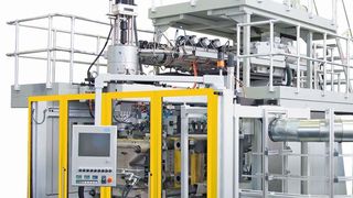 Mit ihrer Performance und einer nutzbaren Formenbreite von 700 mm, kann die Eblow 37 die Produktivität bei der Kanisterherstellung um 15 % steigern. (Bekum)
