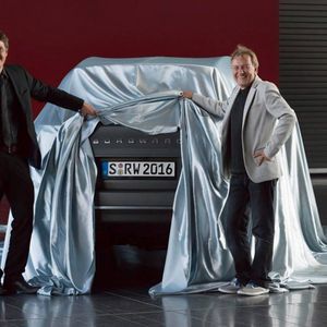 Mehr gab es bisher vom neuen SUV nicht zu sehen: PR-Chef Marco Dalan links und Vize-Chef Karlheinz Knöss ließen nur einen kurzen Blick zu. (Foto:  Borgward)