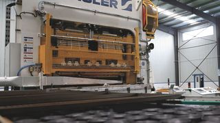 Die Napfpresse DA 140 ist das Herzstück einer Produktionslinie des chinesischen Getränkedosen-Herstellers Beihai Jinmeng. (Bild: Schuler)