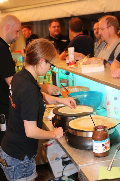 Extra Computer beschäftigt 150 Mitarbeiter – viele von ihnen waren beim „Learn & Grill“ im Einsatz. Am Tresen halfen alle vom Produktmanager bis zum Azubi mit. (Bild: Extra Computer)