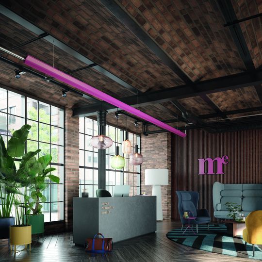 Stilelement, das ohne Luftbewegung heizt und passiv kühlt: Das "Deckenstrahlprofil Cross" aus Aluminium ist auch in Sonderfarben lieferbar.(Bild:  Arbonia)