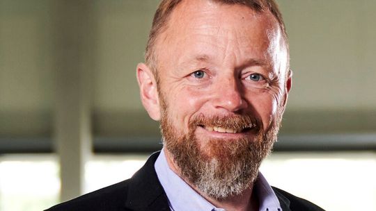 Geschäftsführer Matthias Wittlich ist auf der Suche nach dem ältesten noch laufenden Druckluftkompressor. (Bild:  SEBASTIAN RUTHE)