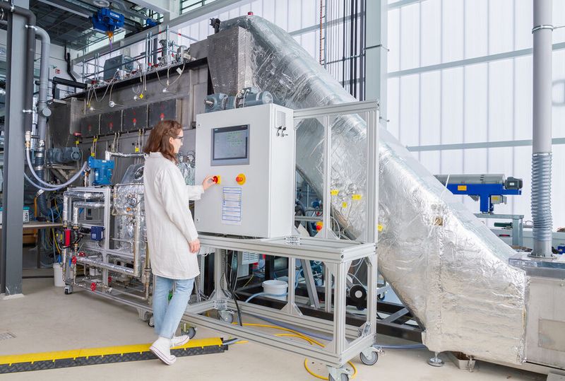 Wird strombasierter Heißdampf anstelle von Heißluft für industrielle Trocknungsprozesse genutzt, kann der Energiebedarf drastisch gesenkt werden. (Bild: Fraunhofer IGB)