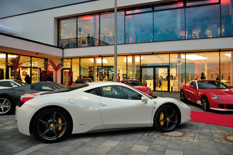 Mit dem Neubau verfügen die Marken Ferrari und Maserati über einen eigenen, repräsentativen Showroom im Stuttgarter Meilenwerk. (Foto: Ferrari)