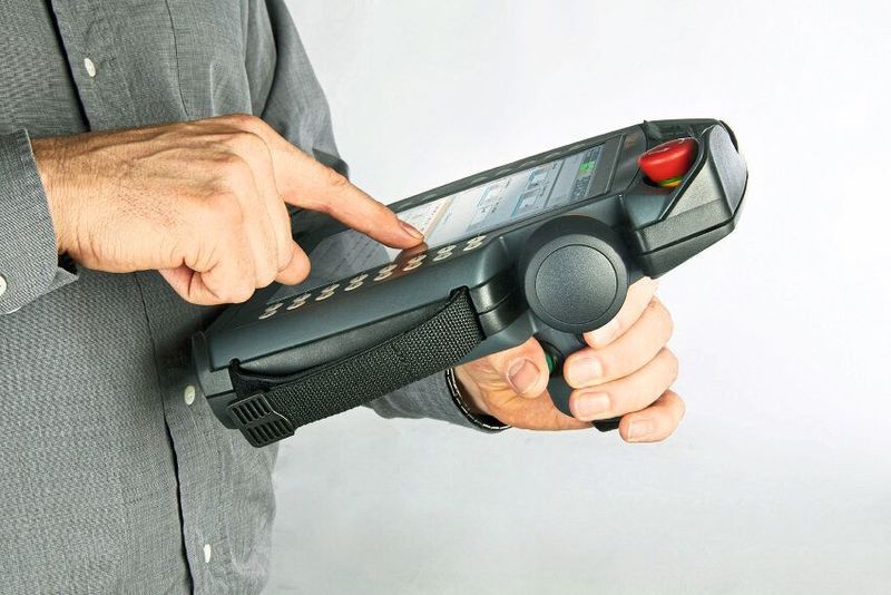 Ebenfalls auf dem Motek-Messestand zu entdecken gibt es das weiterentwickelte smart Pad, das als Bediengerät für alle Kuka Roboter mit der Steuerung KR C4 zum Einsatz kommt. (Kuka)