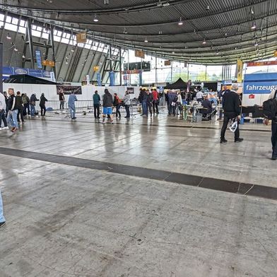 Leider kein Einzelfall: deutlich sichtbare Standlücken in den Hallen und nur „über 70.000“ Besucher auf der Retro Classics Stuttgart 2024. (Bild: Dominsky – VCG)