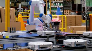 Das ist einer der drei neuen Yaskawa-Cobots des Typs HC10DTP, die sich ein schwedischer Premiumleuchtenhersteller für seine Montage ins Haus geholt hat. Lesen Sie hier, warum man auf diese smarten Helfer setzt. (Bild: Yaskawa)