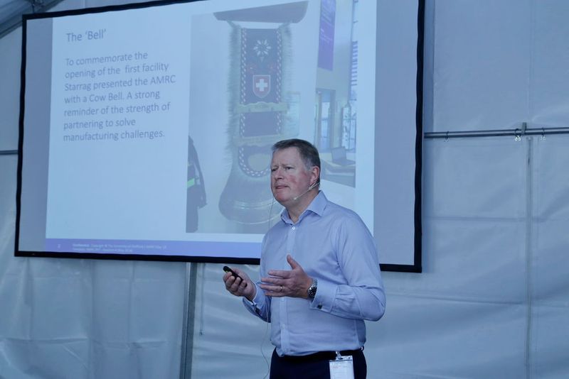 Colin Sirett, CEO AMRC «It started with the bell» — zu Beginn der Kooperation mit Starrag gab es eine typische Schweizer Kuhglocke für das Forschungsinstitut. (Anne Richter, SMM)