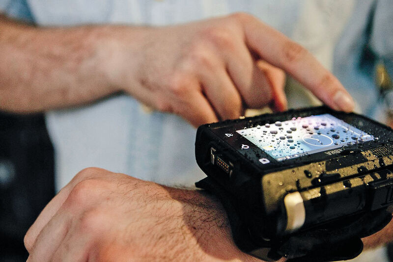 Die Wearables sind in der industriellen Umgebung der Lagerlogistik anspruchsvollen Bedingungen ausgesetzt. (Zebra Technologies)