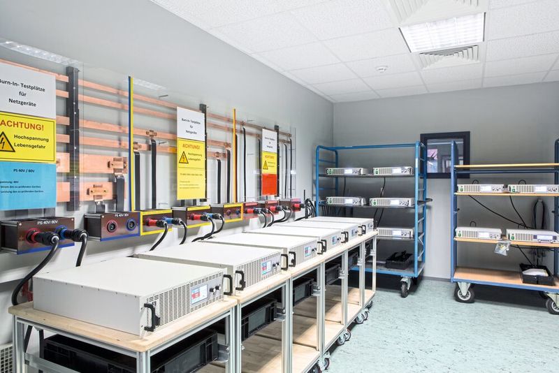 Bild 5: Bei Burn-in-Tests werden 96% der Energie mit netzrückspeisenden Lasten energieeffizient in das Netz zurückgeführt.   (EA Elektro-Automatik)