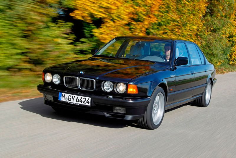 Im Fahrkomfort setzte bereits der „billigste“ BMW 750i Maßstäbe, denn die neue elektronische „Dämpfer Control“ war Standard. (BMW)