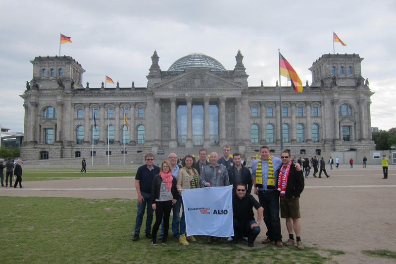 Gruppenbild vor dem Bundestag (Bild: Also)
