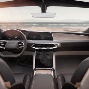 Der Innenraum der Studie wirkt nüchtern. Die Displays erinnern an BMW und Tesla.(Bild:  Lucid Motors)