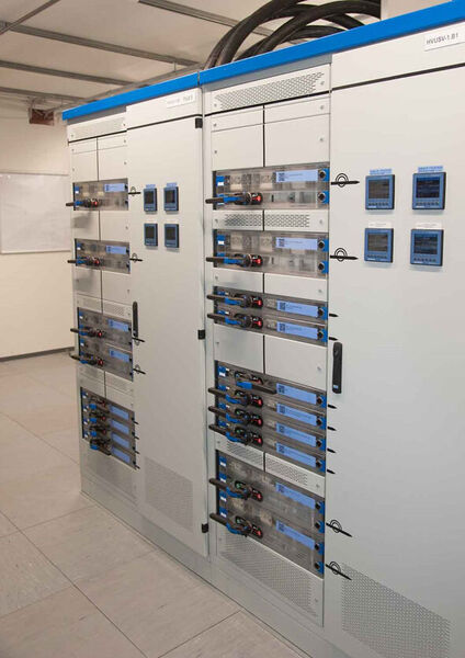 In der USV-Verteilung sorgen Messgeräte mit großen Displays für Überblick. (Bild: Janitza Electronics GmbH/ Martin Witzsch)