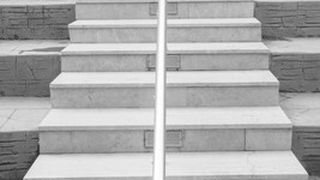 Ingenieure haben sich durch den anhaltenden Fachkräftemangel in ein wertvolles Gut verwandelt. Dies ist vielen Unternehmen bewusst und so unterstützen sie ihre Ingenieure beim erklimmen der Karriereleiter. (Rainer Sturm_pixelio.de)