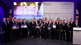 Protagonisten, Laudatoren und Neulinge in der Logistics Hall of Fame beim Gruppenbild im November 2016. (LHOF)