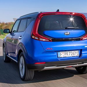 Von Null auf 90km/h ist für den Kia Soul kein Problem. Aber bei 155 bzw. 167 km/h ist schon Schluss mit weiterer Beschleunigung.