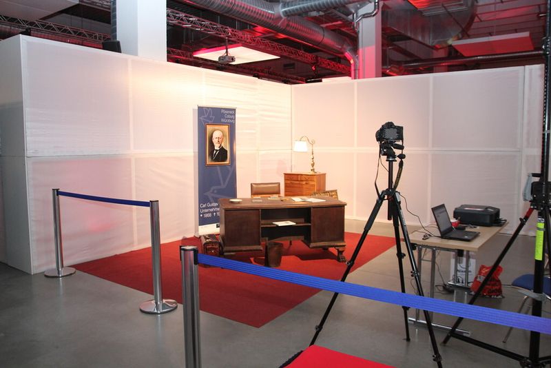 Am Ende des Walk of Fame konnte man sich dann auf dem Gala-Abend zur Feier der Meileinsteine der Industrie selbst ein Denkmal setzen: Ein Foto am original Schreibtisch von Vogel-Gründer Carl Gustav Vogel. (Bild: Finus)