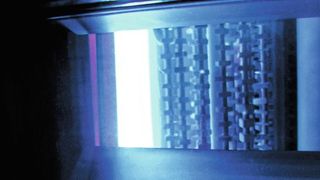 Blick in ein HIPIMS-Plasma: Das weiterentwickelte Sputterverfahren wird für die Beschichtung von Präzisionswerkzeugen immer beliebter. (Cemecon)