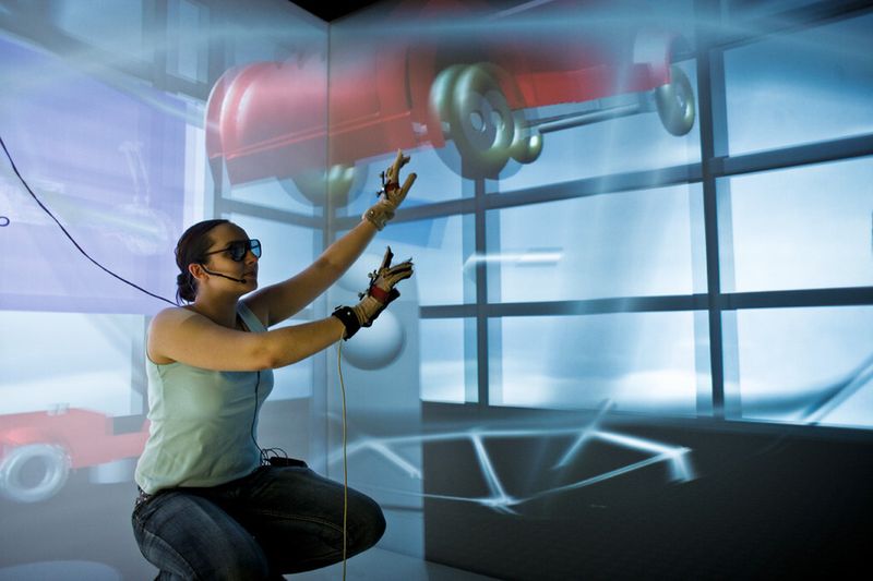 Die Komplexität von Produktionssystemen wird immer größer – auch in der Bedienung. Forschungsprojekte zur Mensch-Maschine-Interaktion zeigen, wie es einfacher gehen kann. (Bild: Universität Bielefeld)