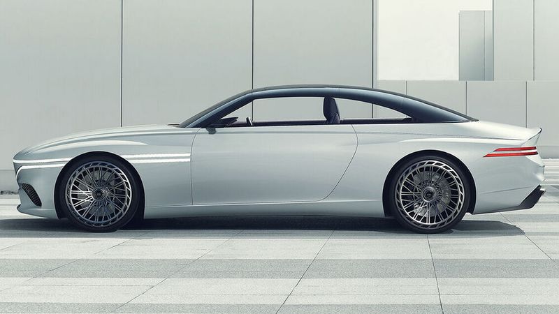 Das faltbare Hardtop-Dach verfügt im vorderen Bereich über Glas-Panels.  (Bild: Genesis)