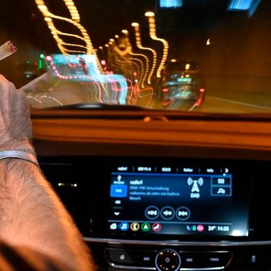 Eine nicht repräsentative Untersuchung legt den Verdacht nahe: Cannabis-Konsum macht Autofahrer trotz erkannter Beeinträchtigung nicht automatisch vorsichtiger. (Bild: Dekra)