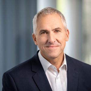 Rainer Emig, Geschäftsführer Vertrieb der Brauerei C. & A. Veltins: „Wir haben den Anspruch, mit V+ gerade bei den Verwendern der jungen Erwachsenen neue, einprägsame Geschmackserlebnisse zu schaffen – das gehört zur DNA von V+ dazu.“(Bild:  Brauerei C. & A. Veltins)