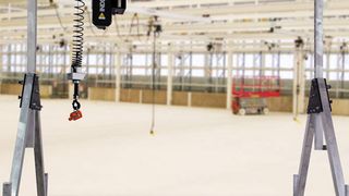 Der individuell zusammenstellbare Eepos-Portalkran basiert auf einem Aluprofil für ergonomische Arbeitsabläufe. Bild: Eepos (Archiv: Vogel Business Media)