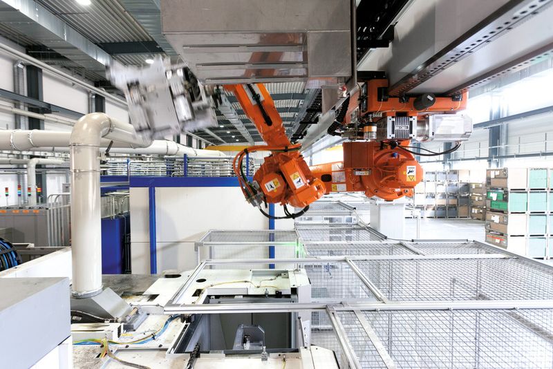 Bild 2: Der Roboter nutzt als Bewegungsraum nur den Hallenbereich über den Maschinen. Zugang zu den BAZ erhält der Gelenkarmroboter platzsparend ausschließlich von oben.  (Bild: Luca Siermann)