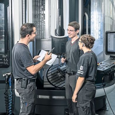 La priorité actuelle de la Formation professionnelle Swissmem est de développer des moyens de formation et des supports concrets pour le lancement des apprentissages en août 2026, sur la base des nouvelles ordonnances en vigueur depuis janvier 2026. (Source : Schindler AG Switzerland)