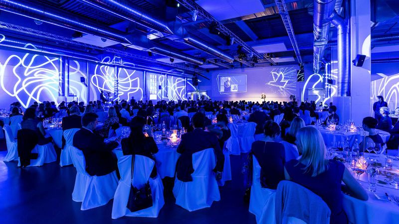 Anlässlich des Jubiläums lud das Würzburger Unternehmen Vogel Business Media, Unternehmer aus ganz Deutschland zur großen Gala ins Vogel Convention Center. (Vogel Business Media / S. Bausewein)