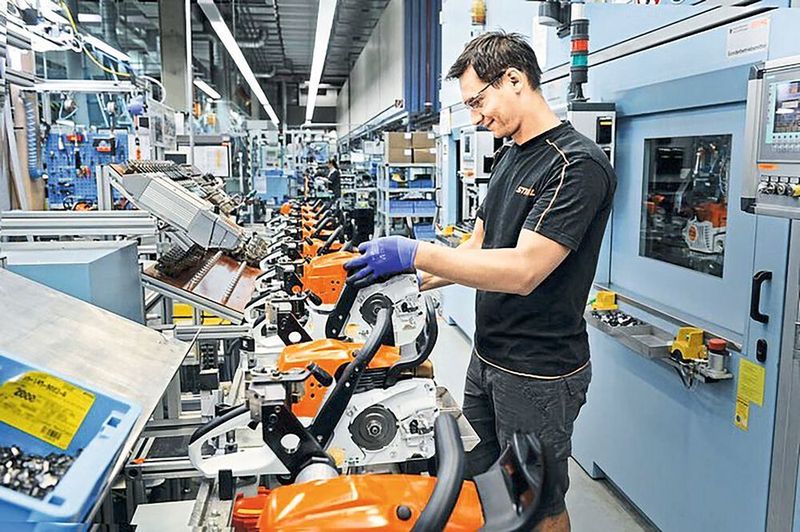 Jedes Montageband ist bei Stihl mit einen OPC-Router an eine Datenbank angebunden und tauscht in Echtzeit Prozessdaten aus. (Stihl)
