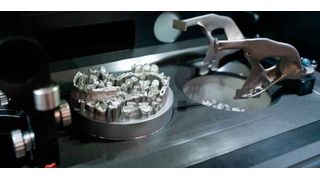 Bei der Multiplate-Funktion schiebt das Beschichter-Werkzeug die Substratplatte nach dem Druck automatisch in den Überlaufbehälter. Vier Platten lassen sich am Stück bedrucken. (Trumpf)