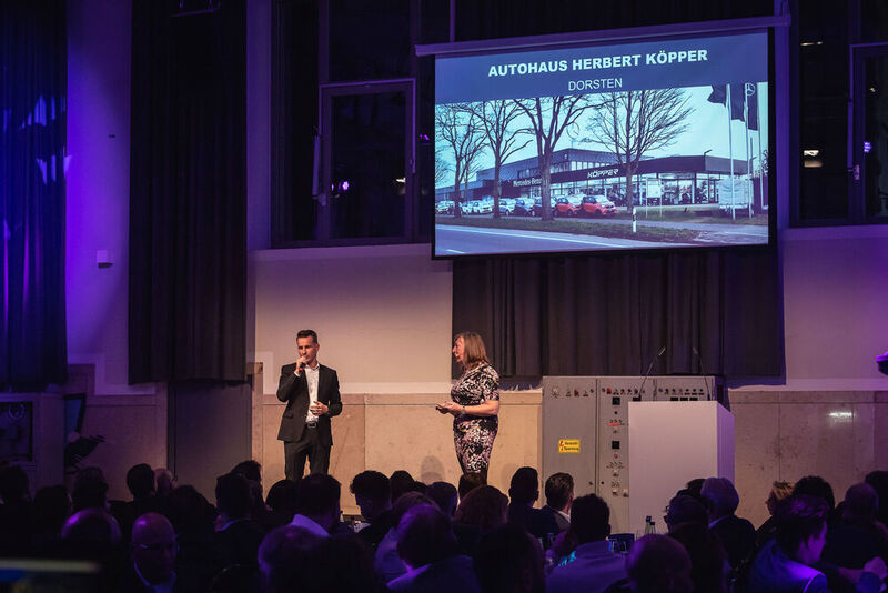 Den dritten nominierten Betrieb, das Autohaus Herbert Köpper, präsentierten erneut Silvia Lulei und Johannes Höfflin. (Stefan Bausewein)
