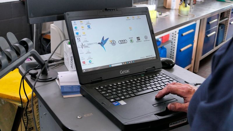 Inzwischen bietet das kleine Erftstädter Unternehmen alle gängigen Wartungs- und Reparaturarbeiten an allen Fahrzeugen an. Durch den Anschluss an die Profi-Service-Werkstätten der Coparts bleiben die Mitarbeiter bei Erftstadt Customs technisch auf dem Laufenden und verfügen über moderne Fahrzeugdiagnostik und Werkstattausrüstung. Und inzwischen hat es der Erftstädter auch geschafft, ein zertifizierter freier VAG-Servicebetrieb zu werden.  (Bild: Wenz - VCG)