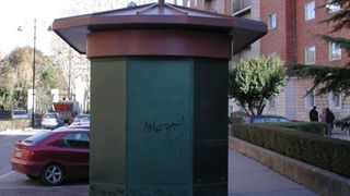 Ein Kiosk: auf ihm lässt sich das neue Verkehrsmesssystem unauffällig platzieren (Bild: Universität von Granada)