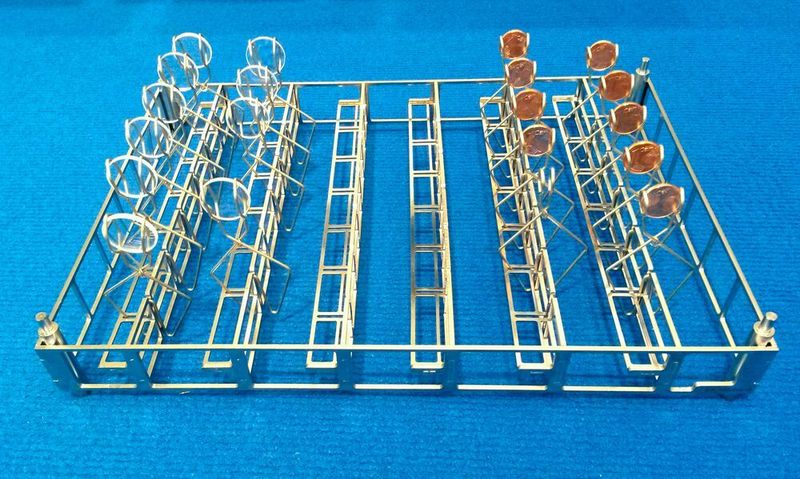 Jede Linse in einer entnehmbaren Klammer: Das neue Waschgestellsystem von LK Mechanik ist eine flexible Lösung für die Reinigungsprozesse bei der Herstellung von optischen Linsen für medizintechnische Mess- und Prüfgeräte.  (LK Mechanik)