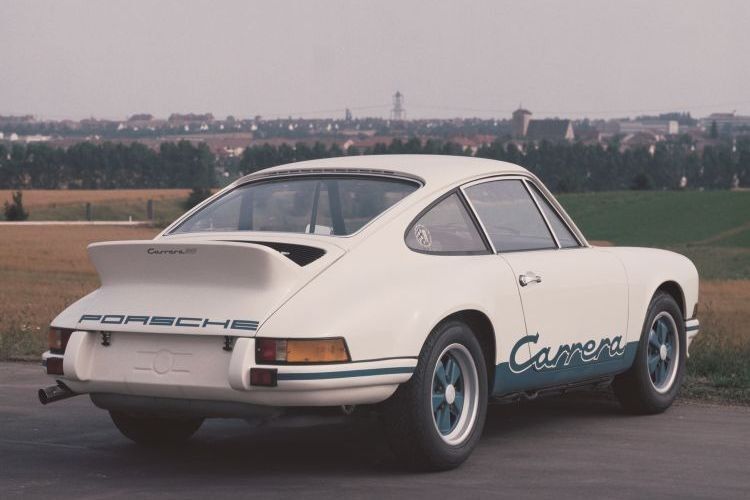 Sollte eine Kleinserie für die Rennsport-Homologation sein: Doch der 911 Carrera RS 2,7  wurde 1972 mit 1.590 Einheiten ein großer Verkaufs- und ein noch größerer Imageerfolg für Porsche. Der berühmte „Entenbürzel“ erhöhte den Abtrieb bei hohen Geschwindigkeiten. (Foto: Porsche)