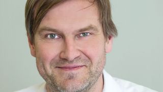 Boris Gausmann ist überzeugt, dass das Reparieren von Batteriepaketen zukünftig verstärkt zum Werkstattgeschäft gehören wird. (Bild: Dekra)