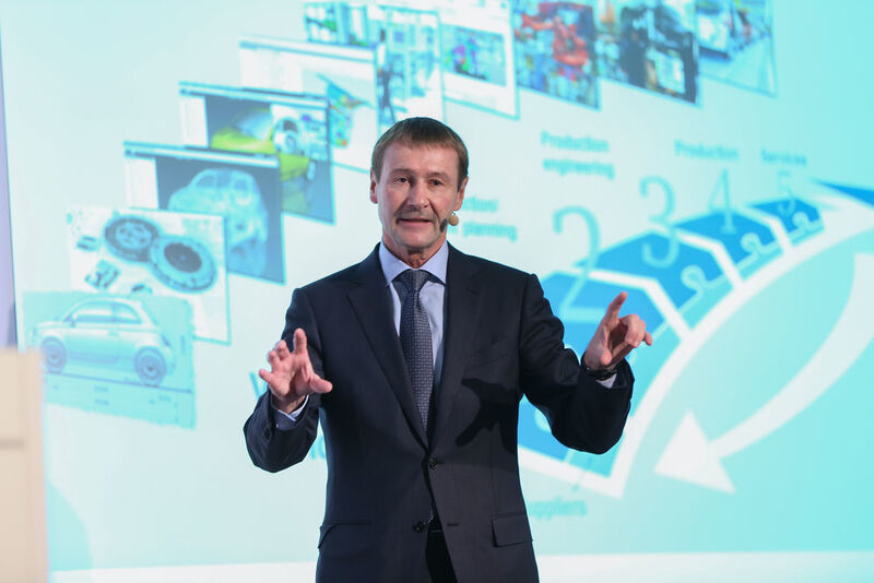 Das Wachstumspotenzial durch die Digitalisierung auch in der Prozessindustrie frühzeitig erkannt – Klaus Helmrich, Mitglied des Siemens-Vorstands, skizzierte auf der SPS IPC Drives wie Industrie 4.0 konkret werden kann (Bild: Siemens)
