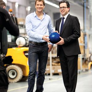 Konzentriertes Halten – präzises Greifen: Ab sofort wird Jens Lehmann (links) als Markenbotschafter von Schunk in Aktion treten. Der geschäftsführende Gesellschafter Henrik A. Schunk (rechts) hat den Weltklasse-Torhüter persönlich dafür ausgewählt.