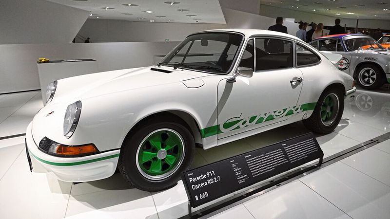Porsche plant anfangs mit 500 Einheiten, um den 911 Carrera RS 2.7 für die Gruppe-4-Spezial-GT-Fahrzeuge zu homologisieren. Es soll ein Fahrzeug mit Straßenzulassung für Kunden werden, die auch an Rennsportveranstaltungen teilnehmen möchten. Am 5. Oktober 1972 wird das neue Modell auf dem Pariser Autosalon an der Porte de Versailles vorgestellt. Porsche ist vom Erfolg überrascht und kann den Absatz bis Juli 1973 verdreifachen. Insgesamt entstehen 1.580 Fahrzeuge. Berühmt wird der Wagen auch durch seinen „Entenbürzel“ genannten Heckspoiler. (Bild: Dominsky – VCG)