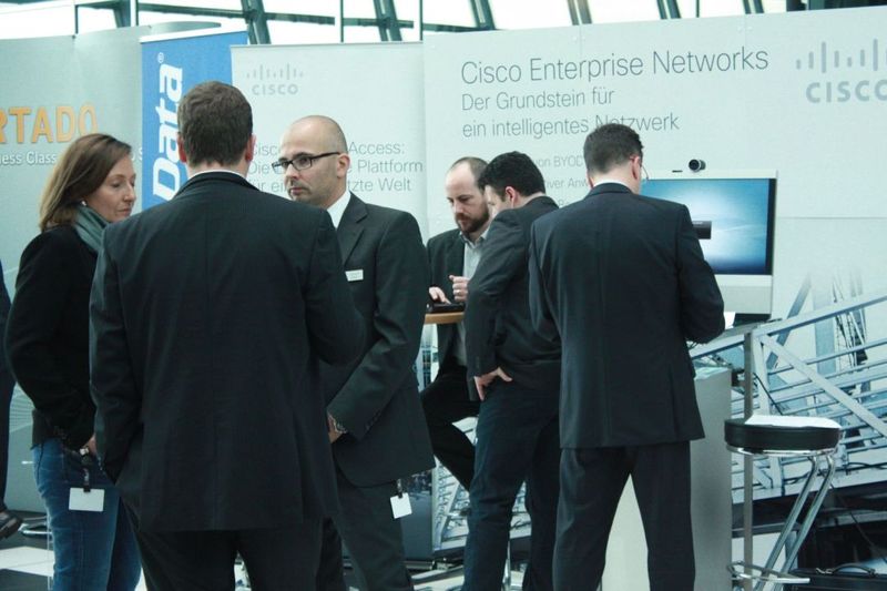 Anregungen aus den Vorträgen wurden hinterher noch ausgiebig in der Ausstellung diskutiert. (Vogel IT-Medien)