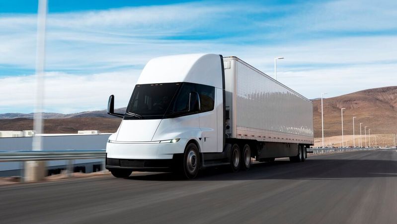 Tesla will mit dem Verkauf des E-Lkw Semi im Jahr 2027 in Europa starten.(Bild:  Tesla)