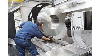 Durch die CFK-Leichtbauweise ist das Messen ohne Hilfe möglich. Mit der erweiterten Messspanne von 10 mm kann auch zwischen den Spänen ohne neue Kalibrierung gemessen werden.  (Bild: Hoven)