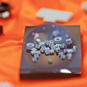 Die Miniaturisierung von Bauteilen ist ein zentraler Trend auf der diesjähigen Compamed. Je kleiner die Teile, umso mobiler und leichter werden Produkte für die personalisierte Medizin.