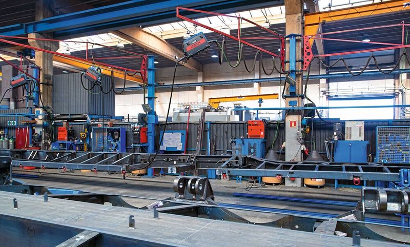 In vier Metern Höhe hängen die Lorch-Vorschubkoffer, 15-Meter-Zwischenschlauchpakete gewährleisten den Schweißern Bewegungsfreiheit. Faymonville favorisiert schneller zu schweißende Kehlnähte in PA- und PB-Position. (Bild: Faymonville/Lorch Schweißtechnik)